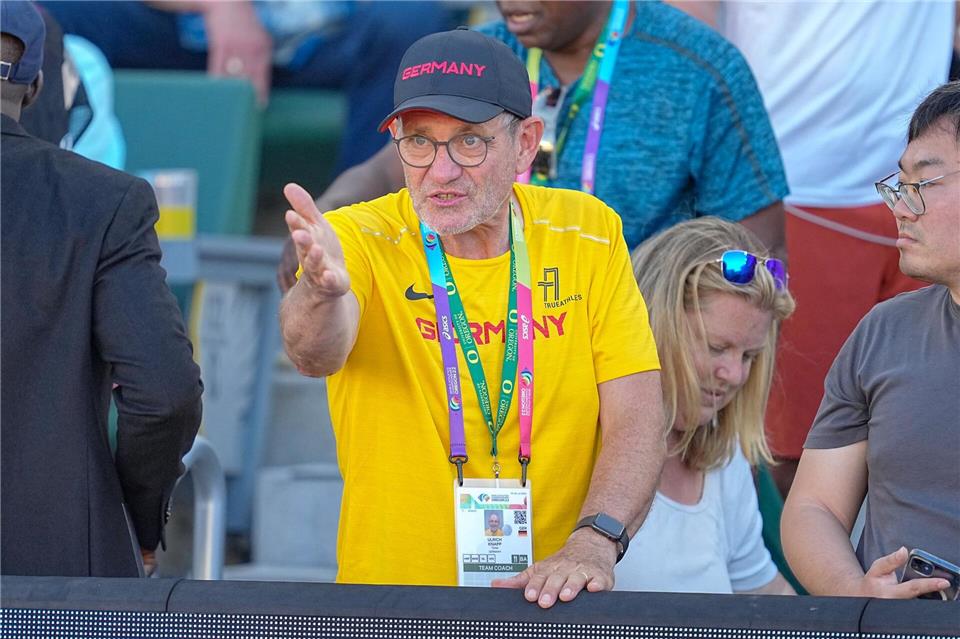 Trainer Ulli Knapp bereitet Mihambo auf eine Saison mit einer spannenden Premiere vor. (Archivbild)Michael Kappeler/dpa