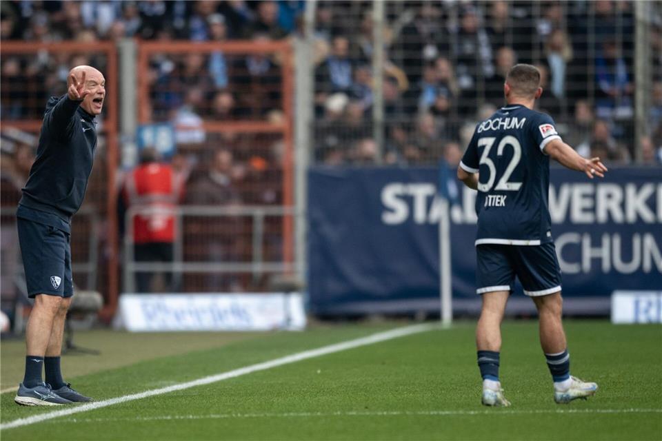 Trainer Uwe Rösler und Maximilian Wittek werden auch in Zukunft zusammenarbeiten.Fabian Strauch/dpa