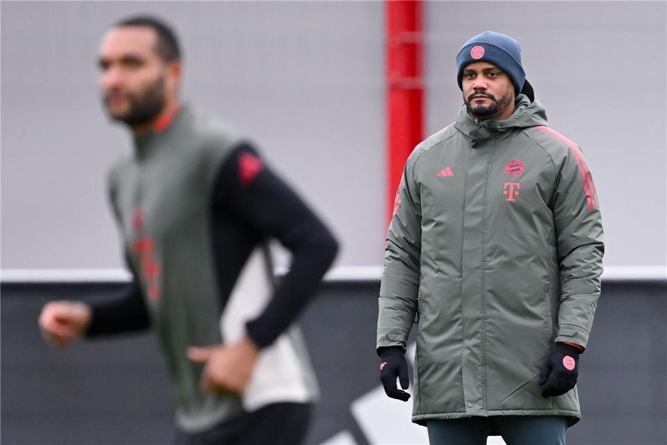 Trainer Vincent Kompany beobachtet seine Spieler beim Abschlusstraining.Sven Hoppe/dpa