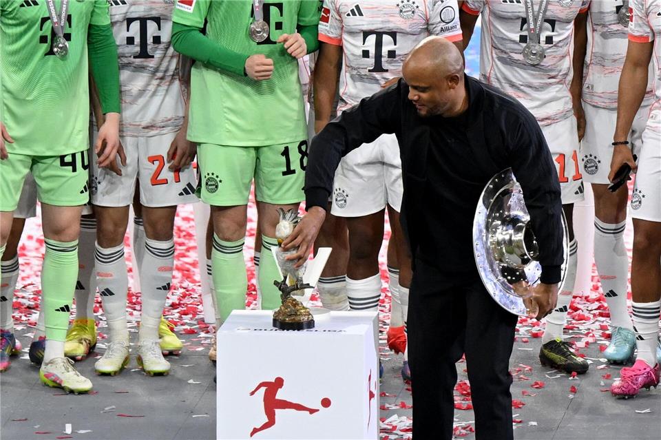 Trainer Vincent Kompany bringt einen Porzellan-Kakadu mit.Sven Hoppe/dpa