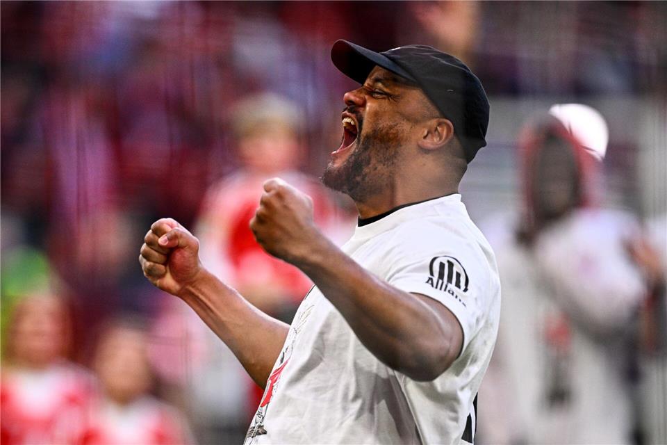 Trainer Vincent Kompany feiert mit den Fans den Titel.Tom Weller/dpa