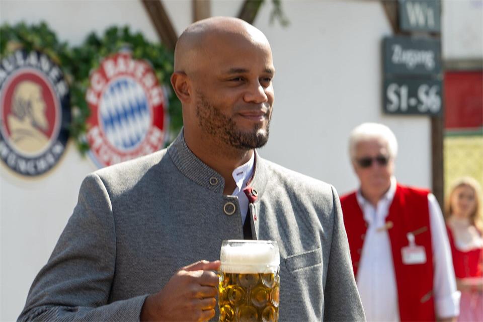 Trainer Vincent Kompany freut sich auf das Oktoberfest. (Archivbild)Stefan Puchner/dpa