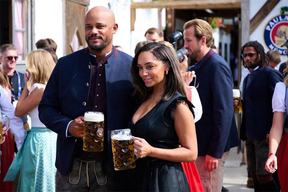 Trainer Vincent Kompany mit seiner Frau Carla Higgs vor dem Käferzelt auf der Theresienwiese.Sven Hoppe/dpa