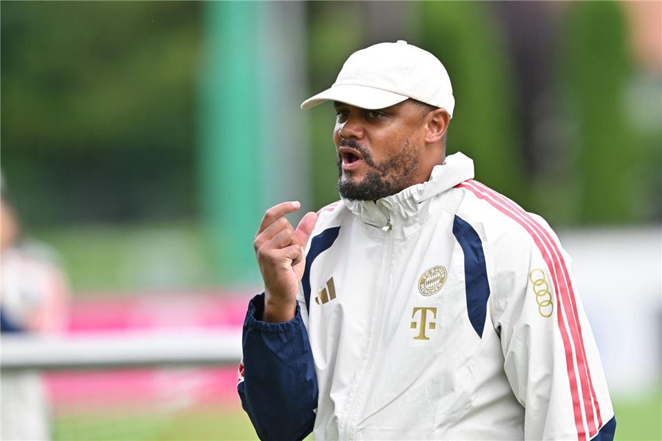 Trainer Vincent Kompany muss sich noch gedulden, bis sein Team komplett ist. Peter Kneffel/dpa