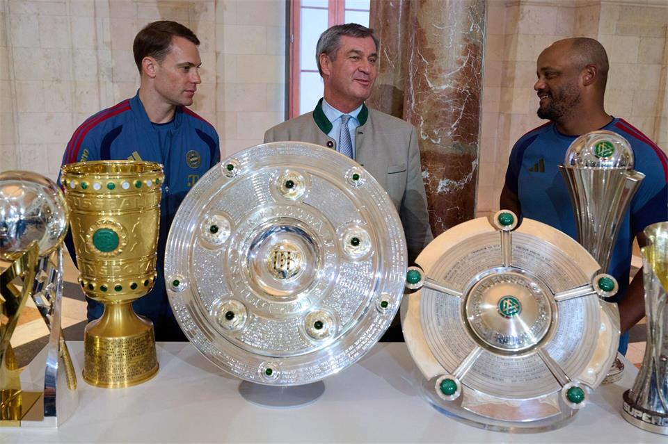 Trainer Vincent Kompany (r) spricht über das Nationalteam.Sven Hoppe/dpa