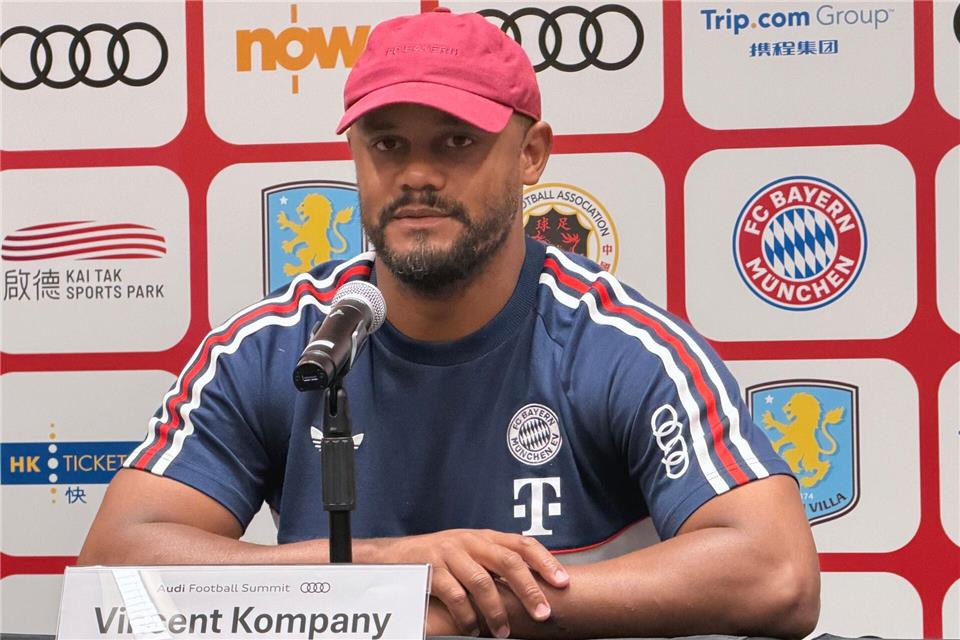Trainer Vincent Kompany sagt, was ihm besonders gut gefallen hat.Christian Kunz/dpa