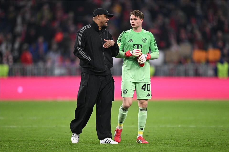 Trainer Vincent Kompany wird auch in Bergamo auf Torhüter Jonas Urbig setzen. Harry Langer/dpa