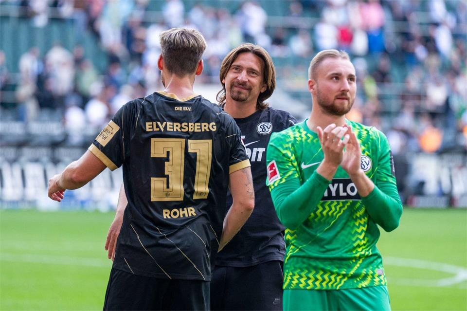 Trainer Vincent Wagner feierte nach Schlusspiff mit seinen Spielern.David Inderlied/dpa