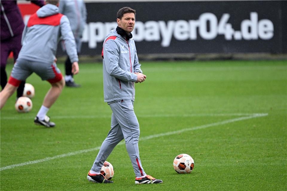 Trainer Xabi Alonso steht auf dem Platz während des Abschlusstrainings vor dem Rückspiel bei West Ham United.