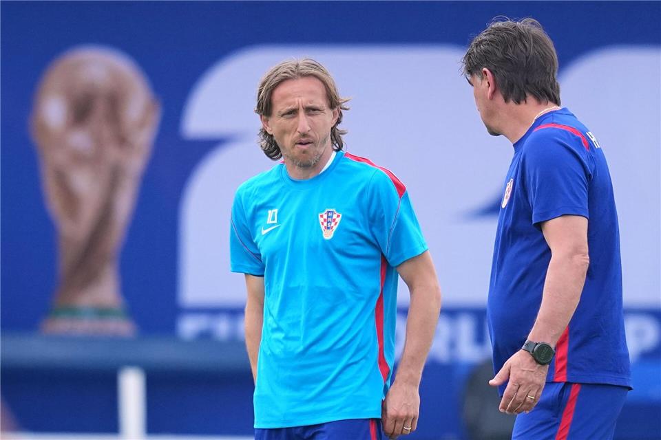 Trainer Zlatko Dalic (r) hält an Modric fest. Julio Cortez/AP/dpa