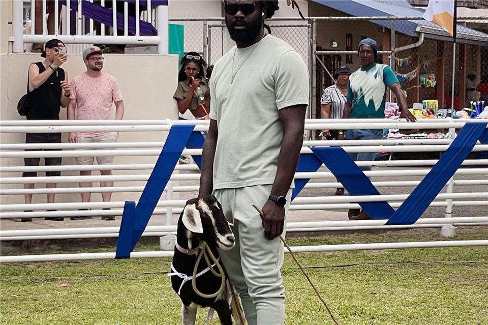 Trainer und Athletin: Kyle Joseph mit seiner besten Ziege im Stall, „Rocket“.Manuel Meyer/dpa-tmn