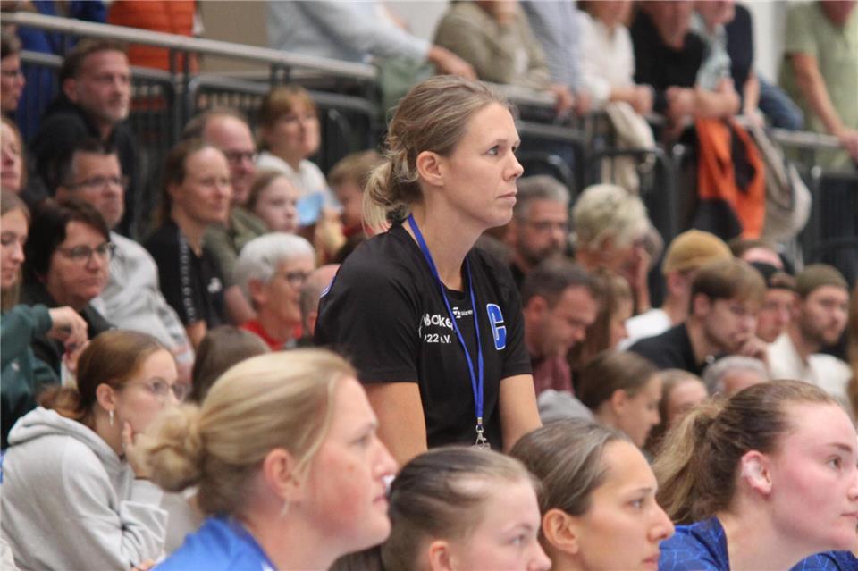 Trainerin Eva Westheider (Mitte) erwartet heute mit ihrem sieglosen TV Borken den Oberliga-Vorreiter HSV Überruhr: Sie sagt: „In Duellen wie diesen haben wir kaum etwas zu verlieren.“