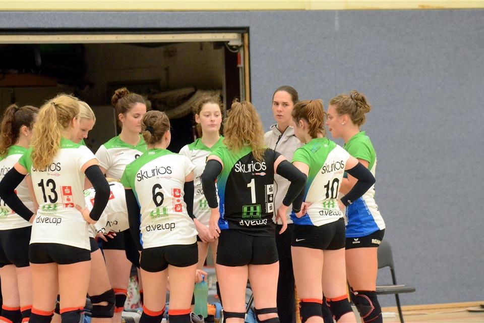 Trainerin Kira Walkenhorst (3. von rechts) muss sich mit ihrer Mannschaft gedulden. Mehrere Corona-Fälle beim RC Borken-Hoxfeld II machen einen pünktlichen Start am Samstag in die Aufstiegsrunde zur 3. Liga gegen den VC Eintracht Geldern unmöglich. 