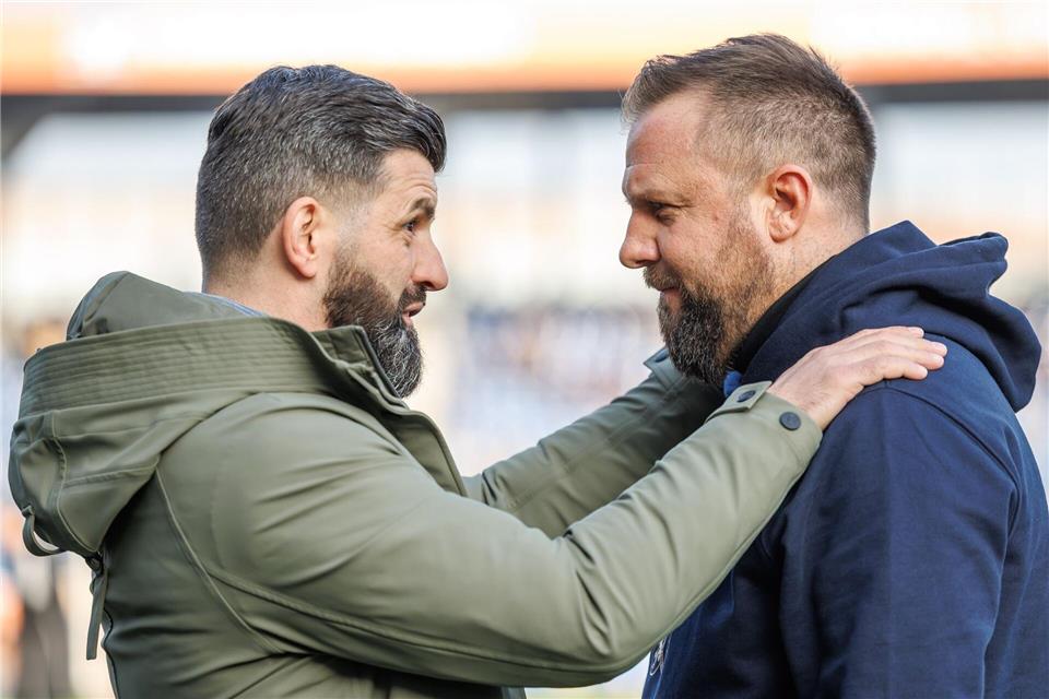 Trainerkollegen: Miron Muslic (l) von Schalke 04 und Heiner Backhaus von Eintracht Braunschweig.Andreas Gora/dpa