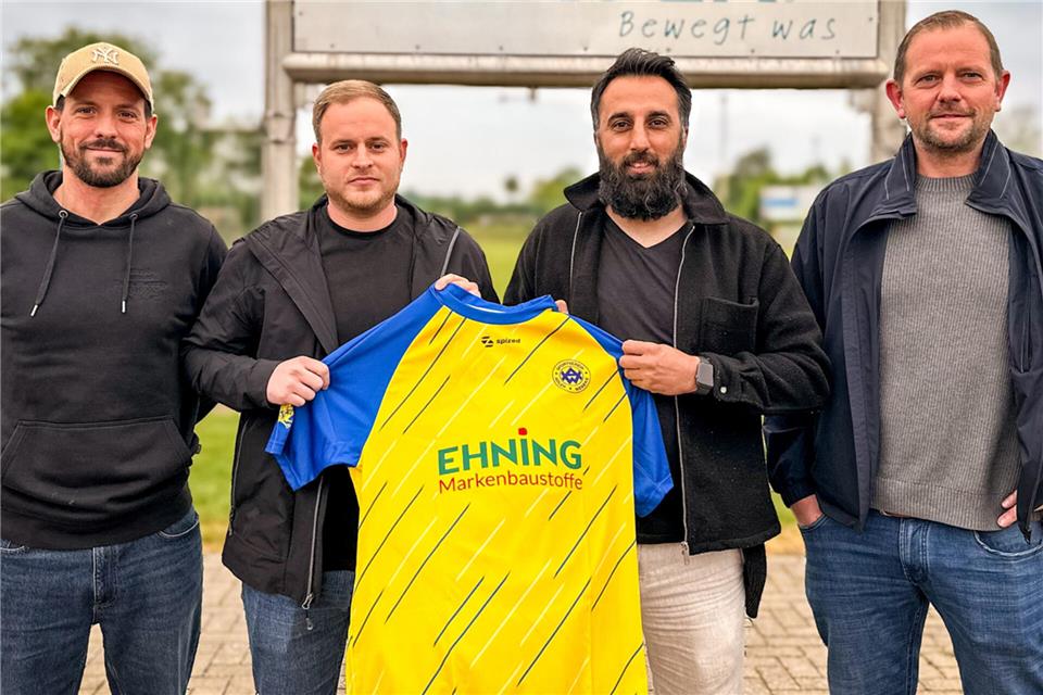 Trainersuche beendet: Wesekes Fußball-Abteilungsleiter Daniel Meis (links) und Geschäftsführer Matthias Tüshaus (rechts) nehmen nach der Vertragsunterzeichnung den neuen Chefcoach Ilkay Kara (2. von rechts) und dessen Assistenten Maurice Dönnebrink in ihre Mitte.