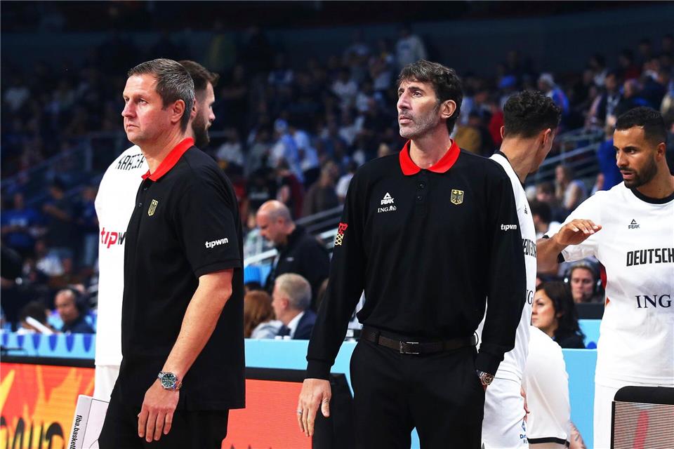 Schröder über erkrankten Bundestrainer: „Ist wie Familie“ Trainerteam Ibrahimagic und Mumbru (r) bei der EM.Matthias Stickel/dpa