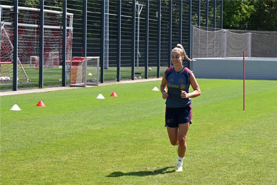 Trainiert nach ihrer Schulter-OP bei den Bayern noch individuell: DFB-Kapitänin Giulia Gwinn.Florian Diettrich/dpa