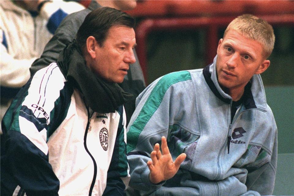 Trainierte die ganz Großen: Der frühere Davis-Cup-Coach Niki Pilic (l) im Jahr 1996 mit Boris Becker. (Archivbild)Stephan Jansen/dpa