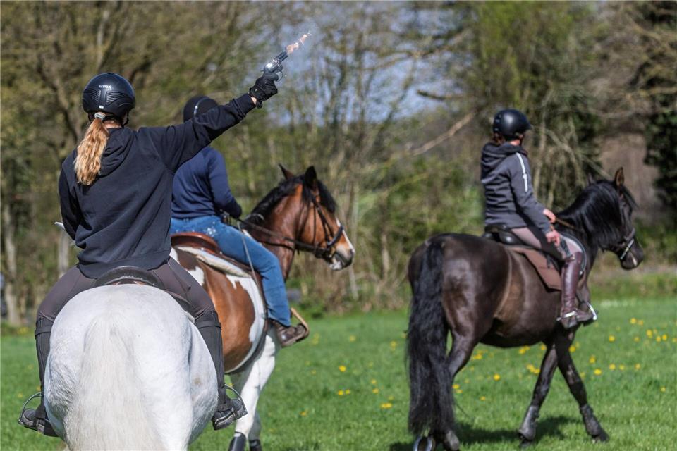 Training für Pferde der Karl-May-Spiele: Reiterinnen feuern mit Schreckschuss-Revolvern, damit die Tiere sich an das Geräusch gewöhnen. Markus Scholz/dpa