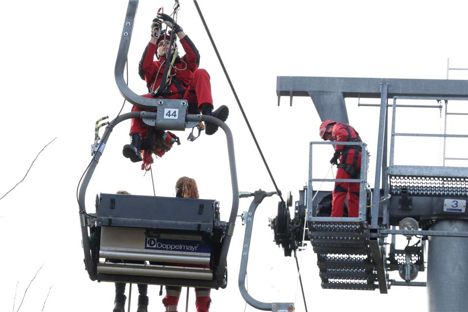 Training  für den Notfall - Mitglieder der DRK Bergwacht Sachsen üben an einem Skilift die Evakuierung von Personen.Bodo Schackow/dpa