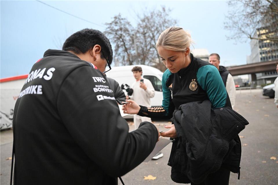 Training in Stuttgart: DFB-Kapitänin Giulia Gwinn verteilt ein Autogramm.Marijan Murat/dpa