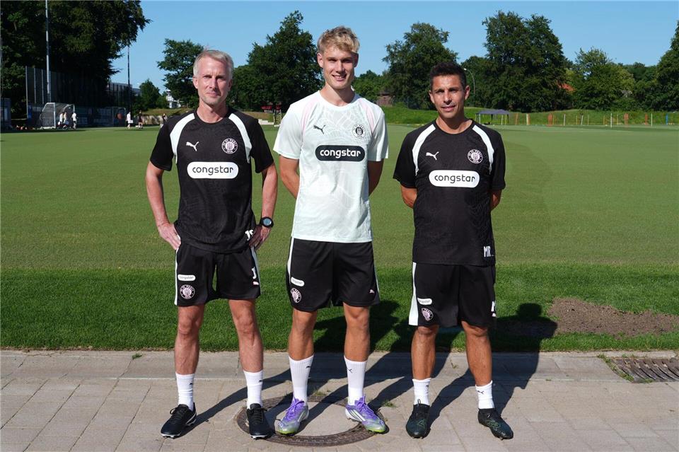 Trainingsauftakt des FC St. Pauli: Trainer Marcel Rapp (r,), Co-Trainer Jens Schuster (l) und Neuzugang Sam Klein (M). Marcus Brandt/dpa