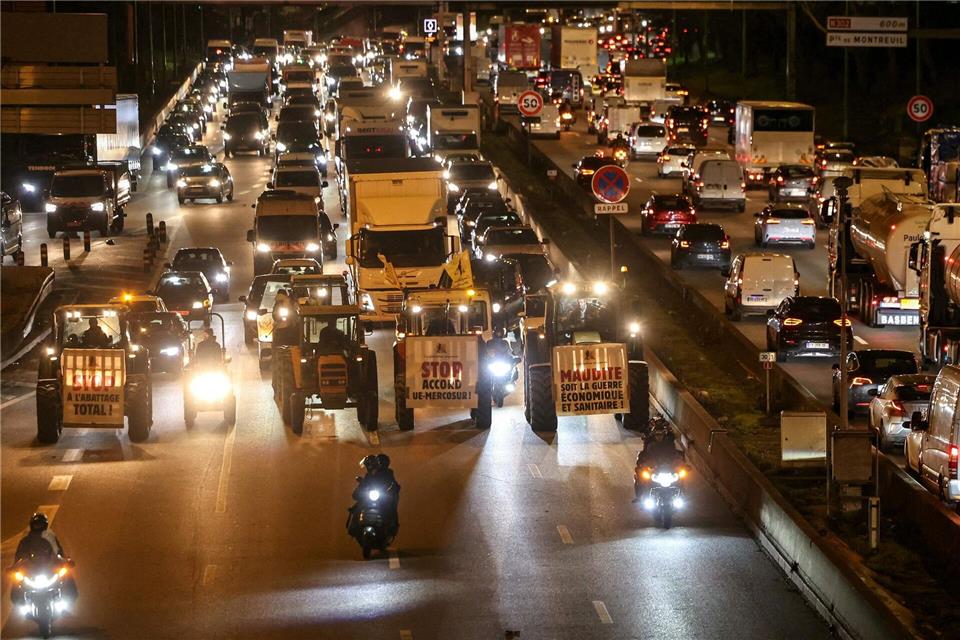 Traktoren sind auf der Pariser Ringstraße unterwegs.Thomas Samson/AFP/dpa