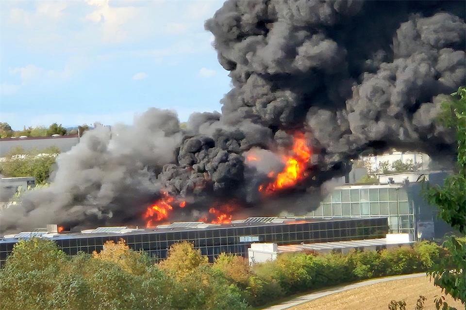 Trampolinhalle in Flammen: Nach Schätzungen der Polizei handele es sich um einen Millionen-Schaden.Thomas Fritz/Mainpost/dpa