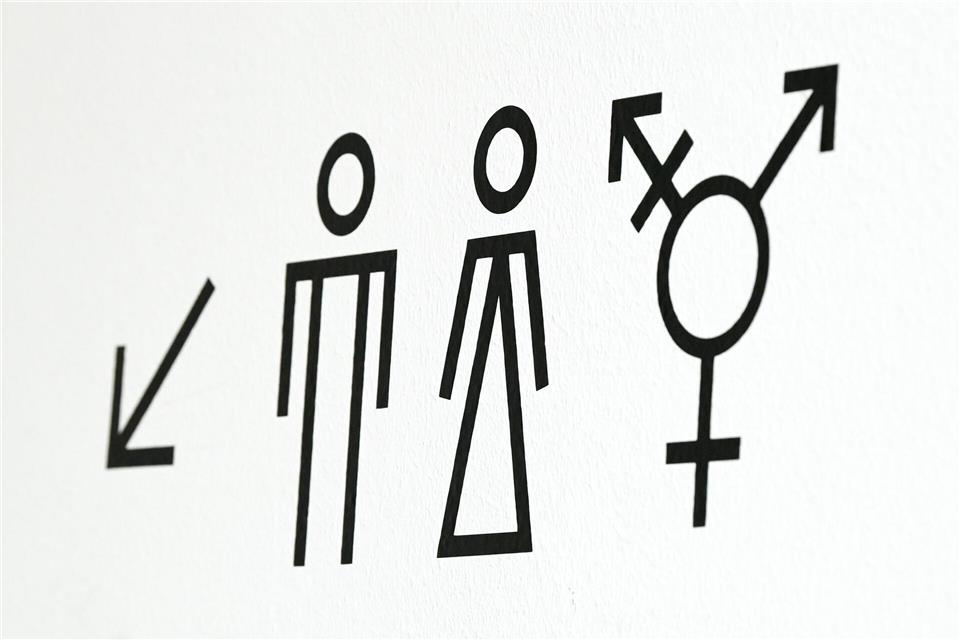 Transmenschen sind Personen, die sich dem Geschlecht, das ihnen bei Geburt zugeschrieben wurde, nicht zugehörig fühlen. (Archivbild)Jens Kalaene/dpa