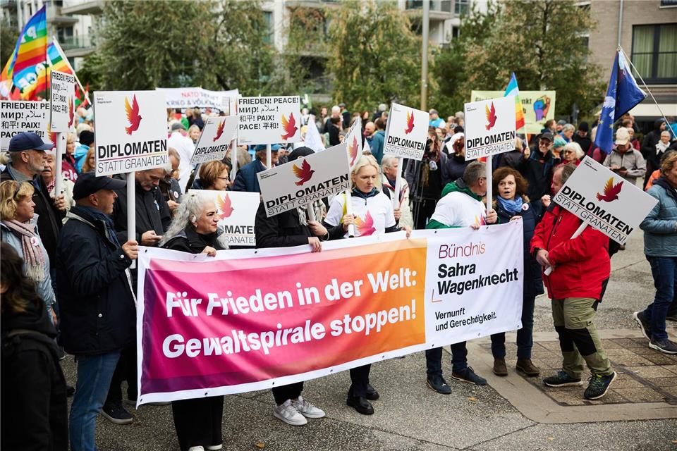 Transparente und Plakate: Bei der Großdemonstration in Berlin forderten viele Teilnehmer, auf Diplomatie und Verhandlungen zu setzen.J�rg Carstensen/dpa