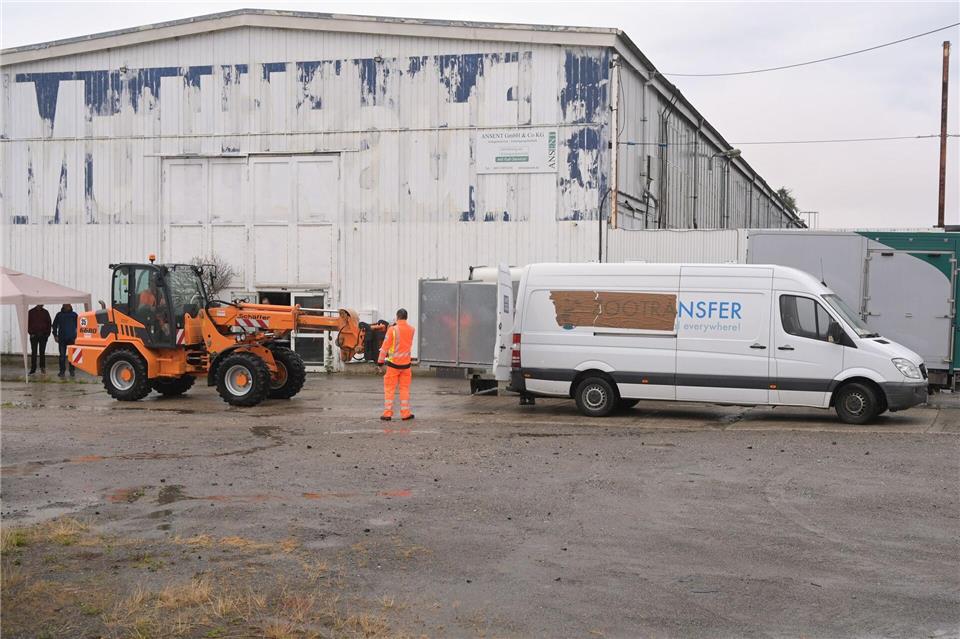 Transportboxen wurden verladen. Heiko Rebsch/dpa