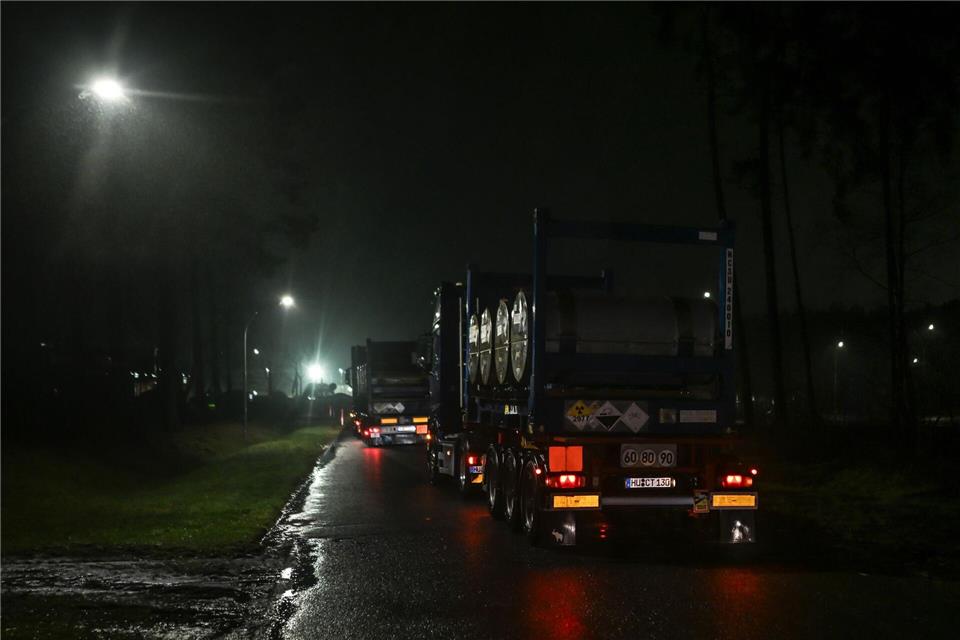 Transportfahrzeuge mit Uran kamen im Jahr 2024 in der Nacht in der Brennelementefabrik von ANF an. (Archivbild)Lars Penning/dpa