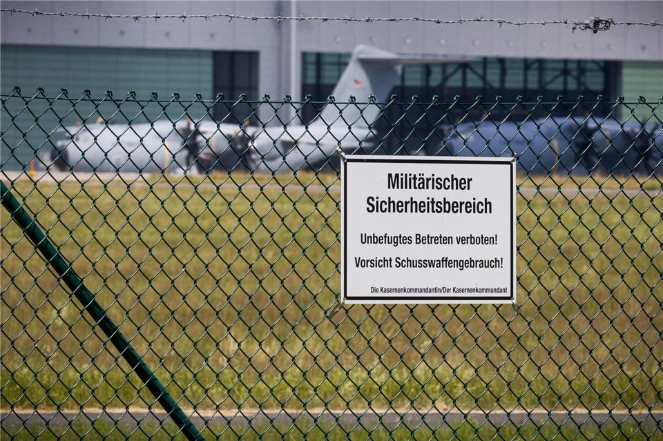 Transportflugzeuge vom Typ Airbus A400M stehen auf dem Fliegerhorst Wunstorf. Deutschland bietet Venezuela Unterstützung an.Moritz Frankenberg/dpa