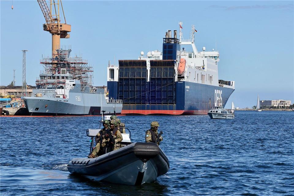 Transportschiff „Ark Germania“ mit schwerem Militärgerät kurz vor dem Auslaufen nach Litauen.Jens Büttner/dpa