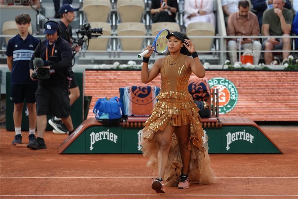 Trat auch in der Nightsession mit einem besonderen Outfit an: Naomi Osaka.Aurelien Morissard/AP/dpa