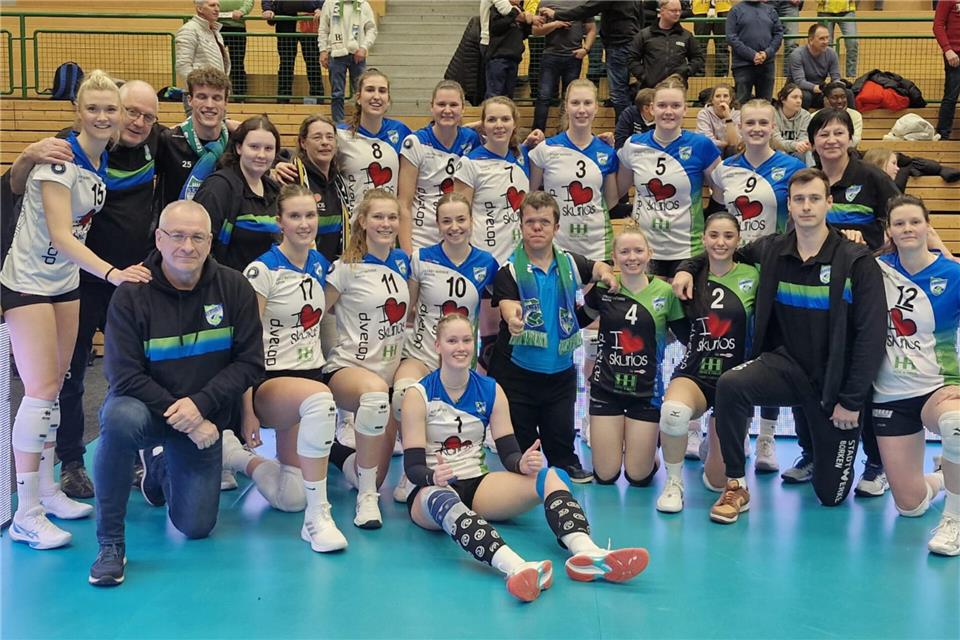 Traten trotz deutlicher Niederlage frohen Mutes die 400-Kilometer-Heimreise an: Die Skurios Volleys mit Team und Unterstützer