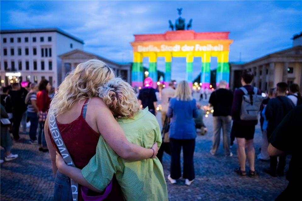 Trauer in Berlin: Der Anschlag am Rande des CSD hat auch in MV Menschen auf die Straße getrieben.Christoph Soeder/dpa
