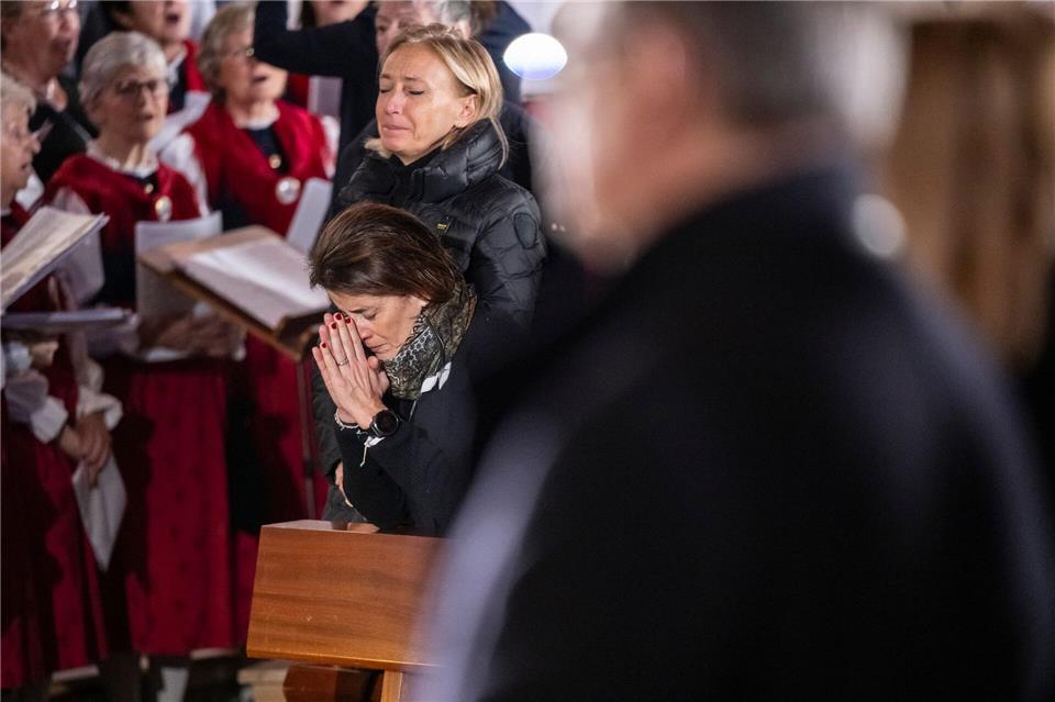 Trauer um die Opfer des Brandes in der Silvesternacht: Menschen beten während der Sonntagsmesse in der katholischen Kapelle Saint-Christophe.Jean-Christophe Bott/KEYSTONE/dpa