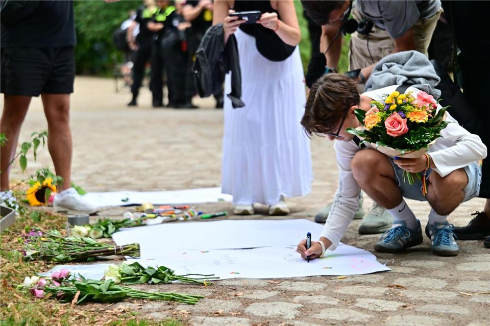 Trauer und Tränen in Berlin nach Anschlag auf CSD. Sebastian Gollnow/dpa