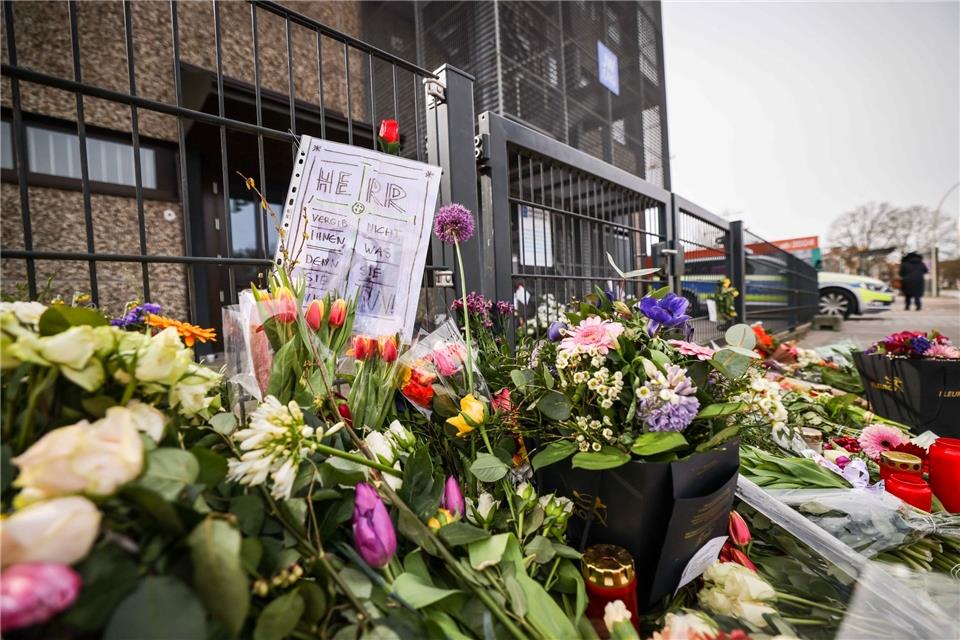 Zeugen Jehovas gedenken am Samstag der Opfer der Amoktat Trauer vor dem Eingangsbereich des Gemeindehauses der Zeugen Jehovas in Hamburg.
