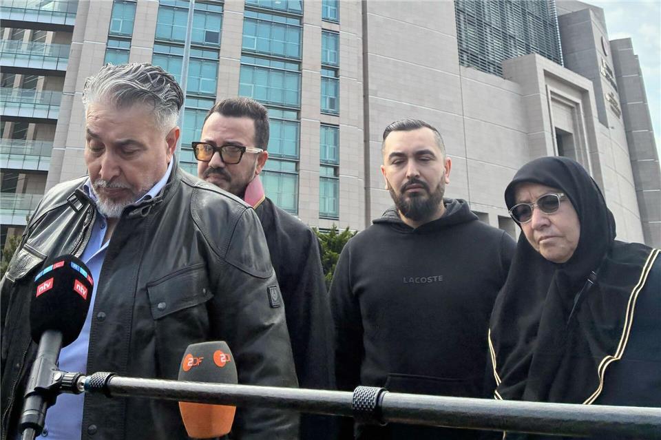 Trauer vor dem Gericht bei den Angehörigen der Hamburger Familie und deren Anwalt.Linda Say/dpa