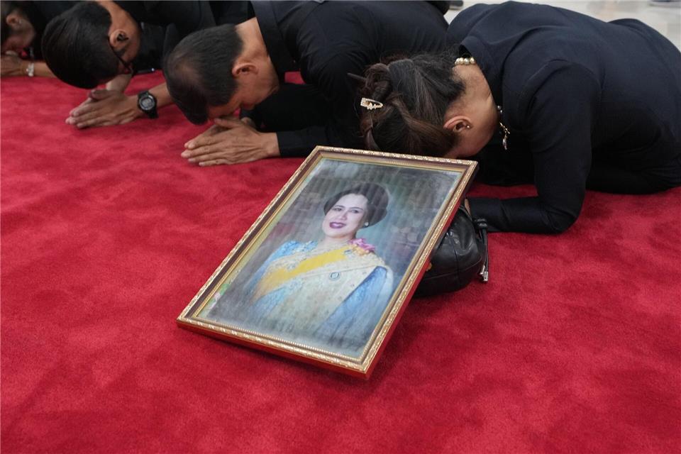 Bilder des Tages  Trauernde beten in Bangkok mit einem Porträt der Königinmutter Sirikit.Sakchai Lalit/AP/dpa