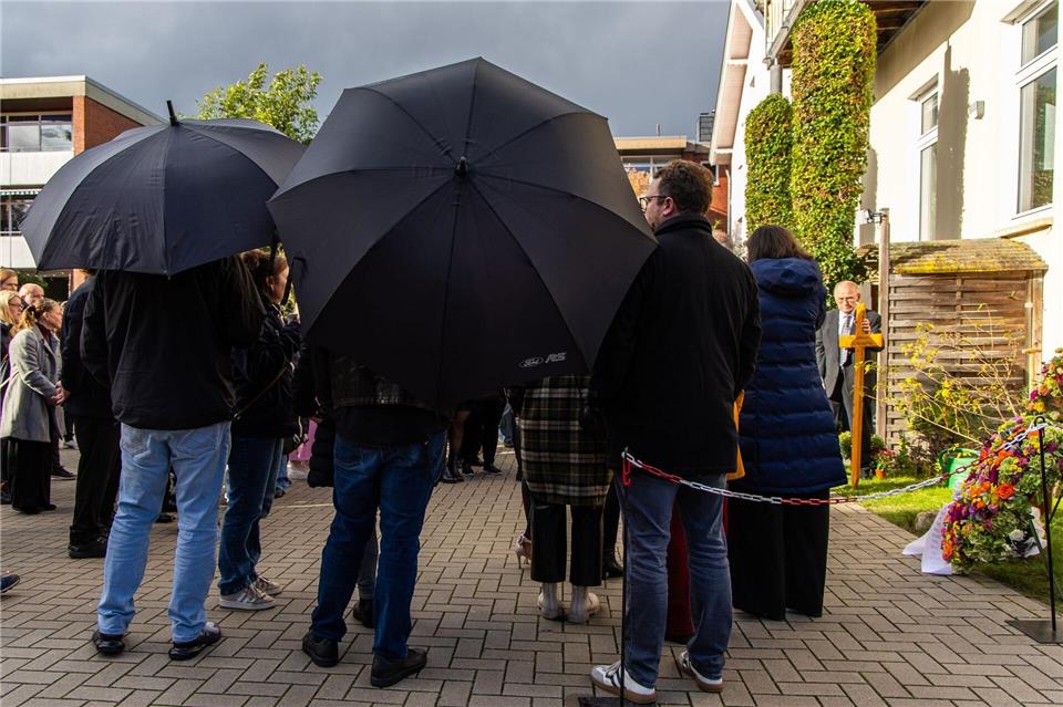 Trauernde gedenken der Opfer der Bluttat.Markus Hibbeler/dpa