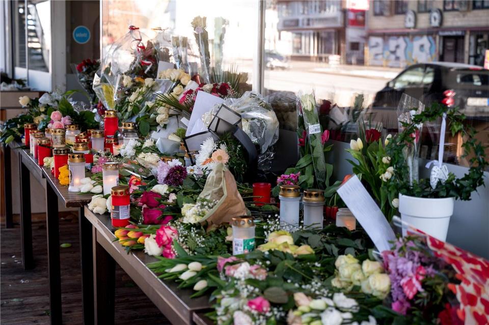 Trauernde haben Blumen und Kerzen niedergelegt. Daniel Bockwoldt/dpa