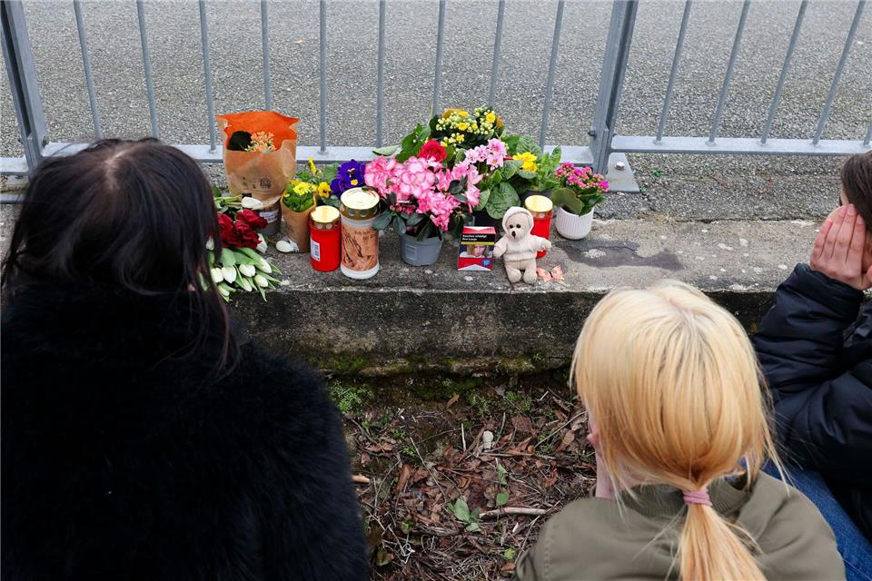 Trauernde haben sie dort niedergelegt.Frank Molter/dpa