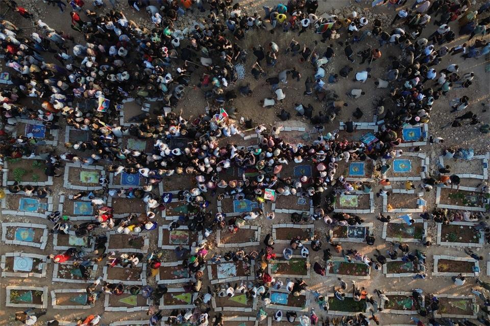 Trauernde nehmen an einer Beerdigung für Häftlinge teil, die bei einem Brand ums Leben kamen, der während Unruhen im örtlichen Gefängnis nach tagelangen Spannungen und Protesten in der überwiegend kurdischen Stadt Kobane im Norden Syriens ausgebrochen war.Baderkhan Ahmad/AP/dpa