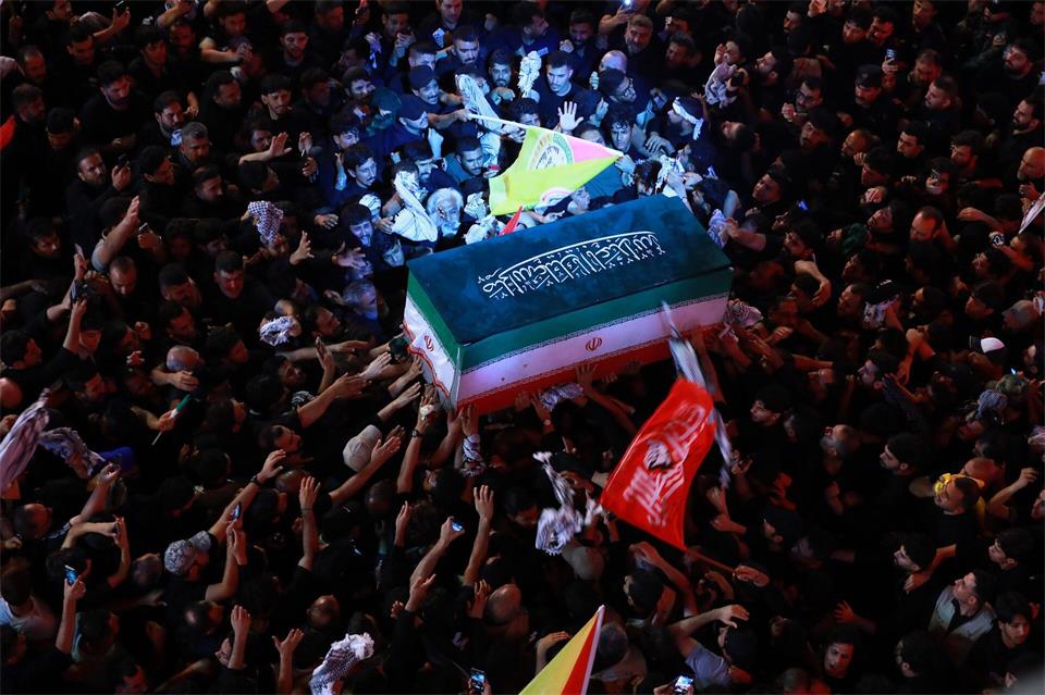 Trauernde tragen den Sarg des iranischen Obersten Führers Ajatollah Ali Chamenei während seines Trauerzuges in Karbala.Ameer Al-Mohammedawi/dpa