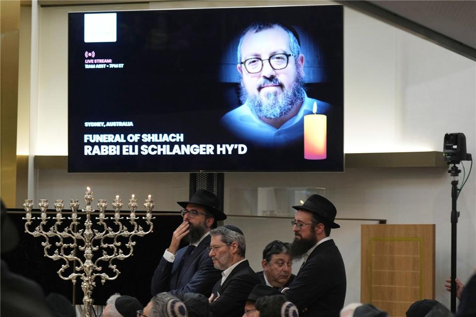 Trauernde versammeln sich in Sydney in einer Synagoge zur Beerdigung von Rabbi Eli Schlanger.Mark Baker/Pool AP/dpa