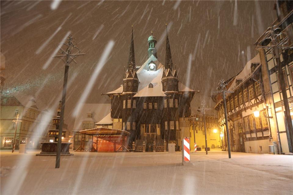 Traumhaft schön in Wernigerode - andernorts Ursache für Verkehrsbehinderungen: Sturmtief „Elli“.Matthias Bein/dpa