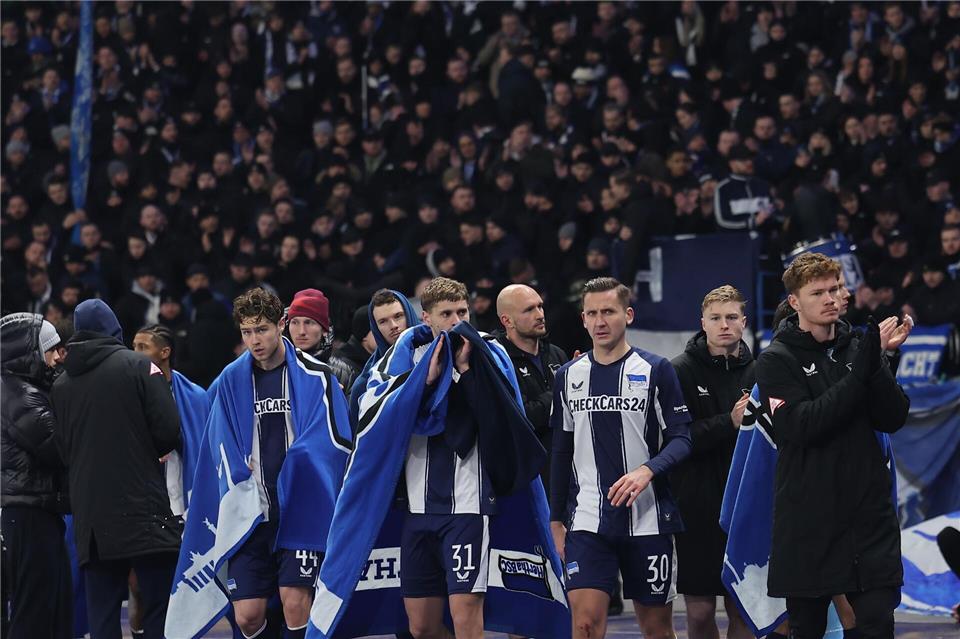 Traun geplatzt: Enttäuscht schlurften die Berliner nach dem Pokal-Aus vor die Fankurve.Andreas Gora/dpa